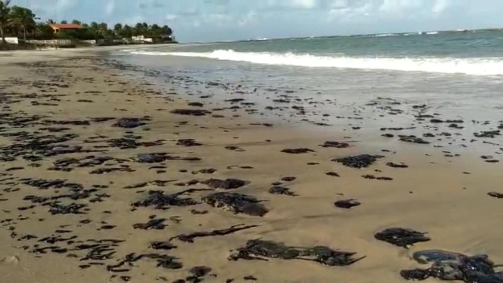 IBAMA investiga e monitora manchas de óleo no litoral do RN