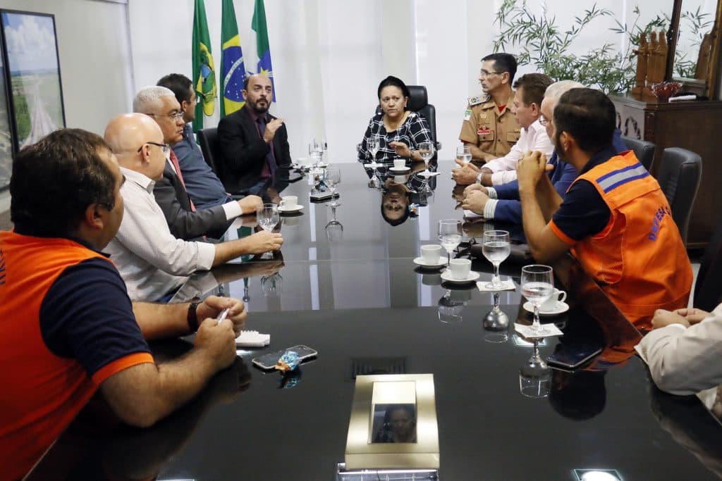 Governo envia 30 bombeiros e instala posto de comando para combater incêndio florestal em Patu