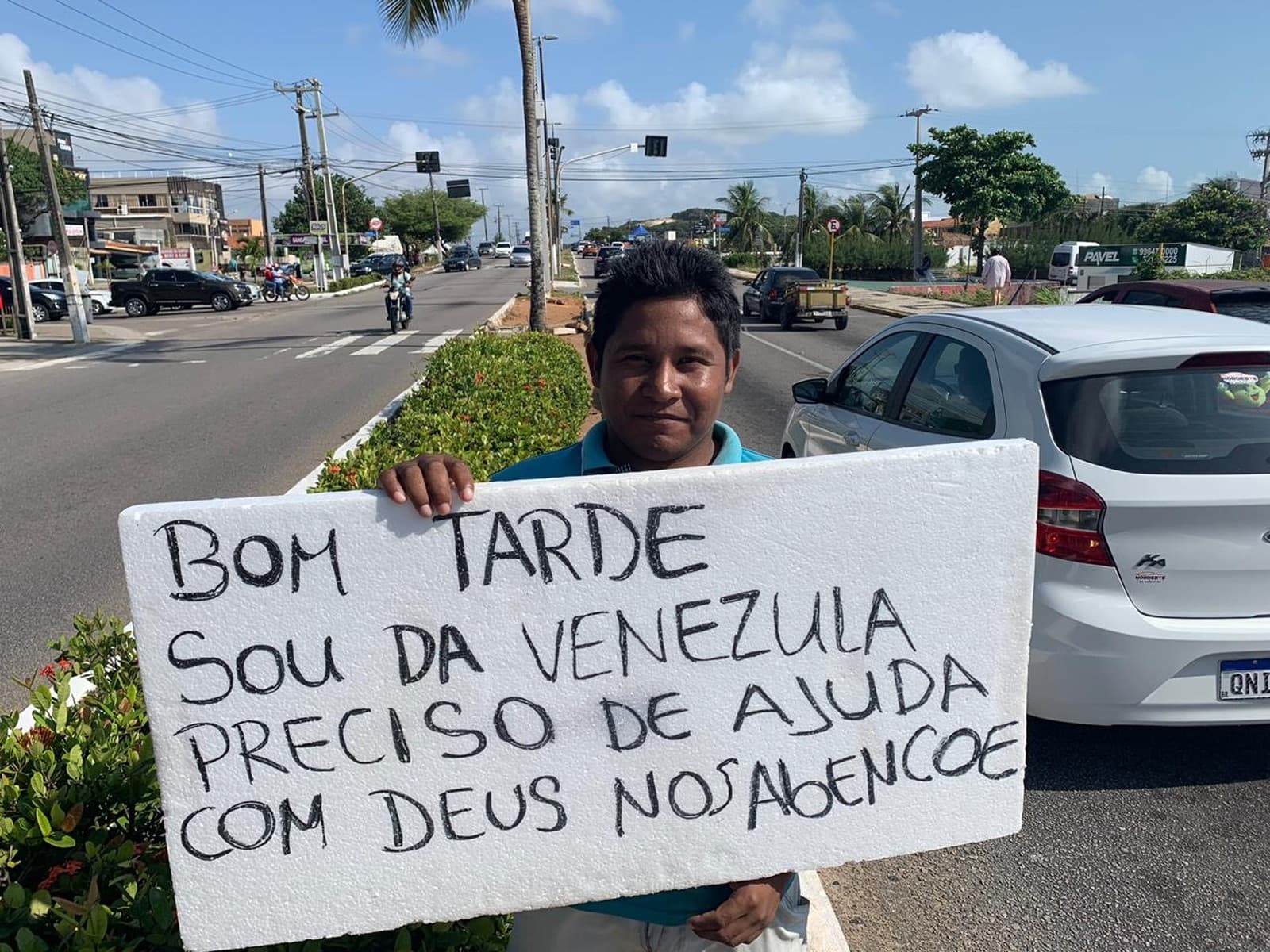 FOTOS E VÍDEO: Venezuelanos refugiados pedem dinheiro nas ruas de Natal, destaca reportagem