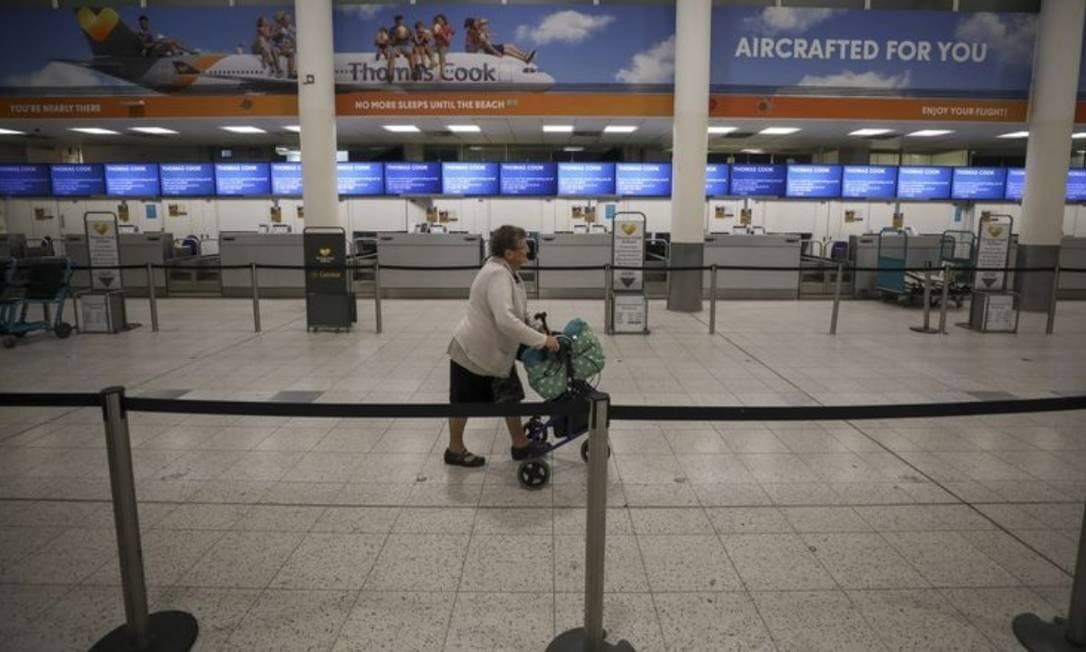 Gigante de viagens Thomas Cook quebra, e 600 mil turistas não têm como voltar para casa