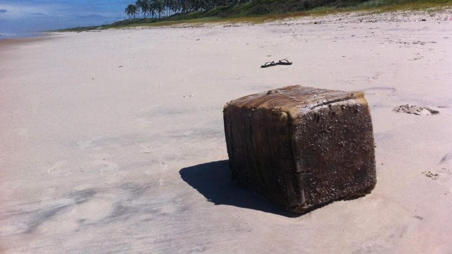 Óleo vazado leva a solução de enigma de caixas que surgem em praias no NE