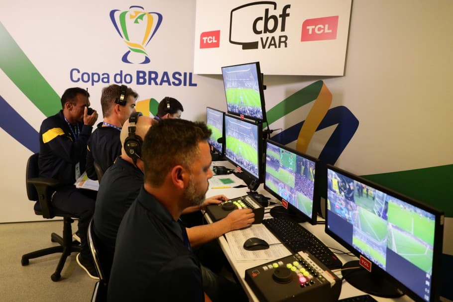 Fluminense, Inter, Palmeiras, Vasco e Goiás são os times mais impactados pelo VAR no Brasileiro