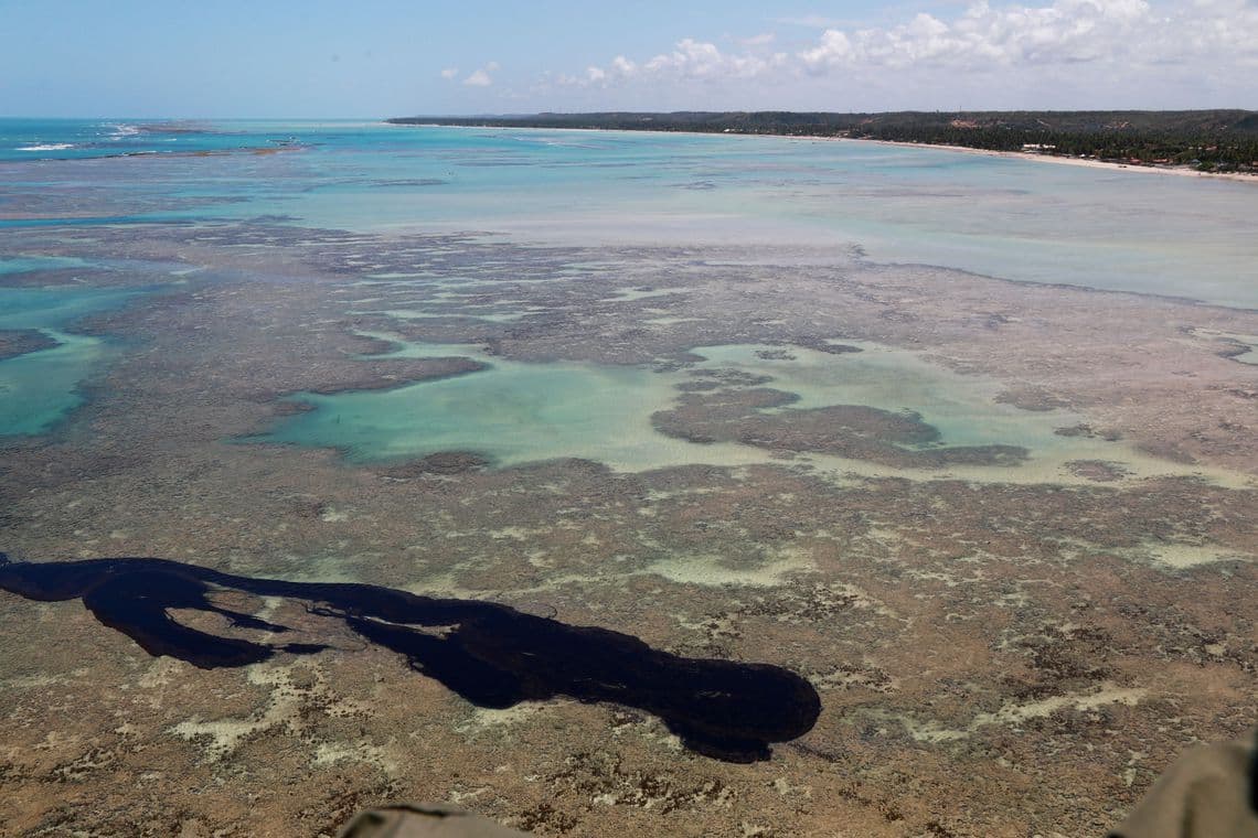 Manchas de óleo surgem em mais nove praias de cinco estados do Nordeste; no RN, Via Costeira e Búzios