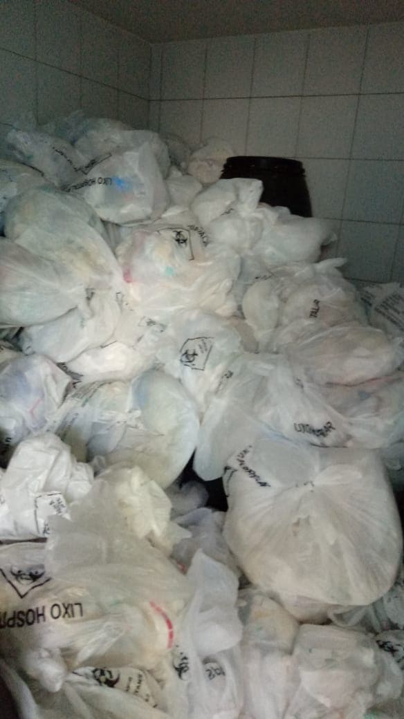 FOTOS: Servidores reclamam de lixo acumulado em hospitais em Natal