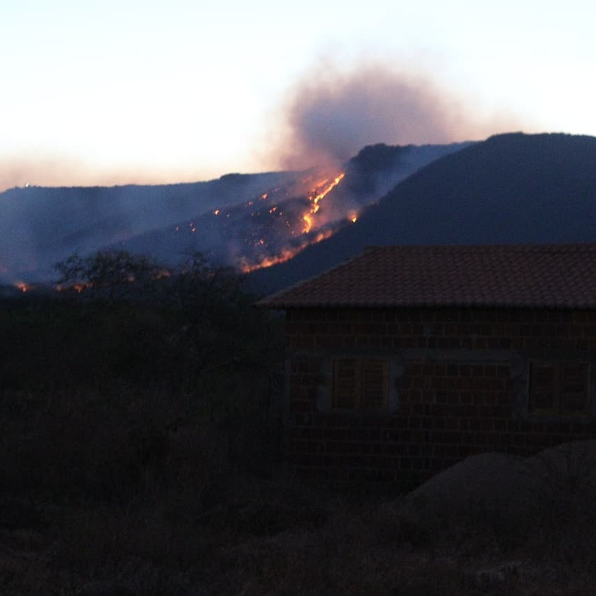 FOTOS: Incêndio na zona rural de Portalegre-RN persiste e preocupa moradores