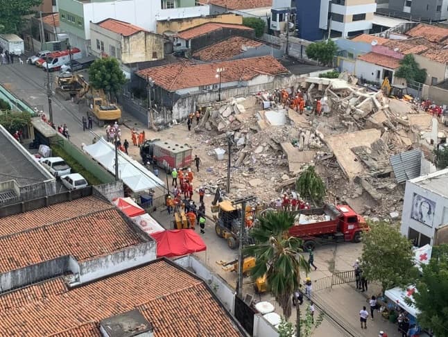 Sobe para 4 número de mortes no desabamento de prédio em Fortaleza