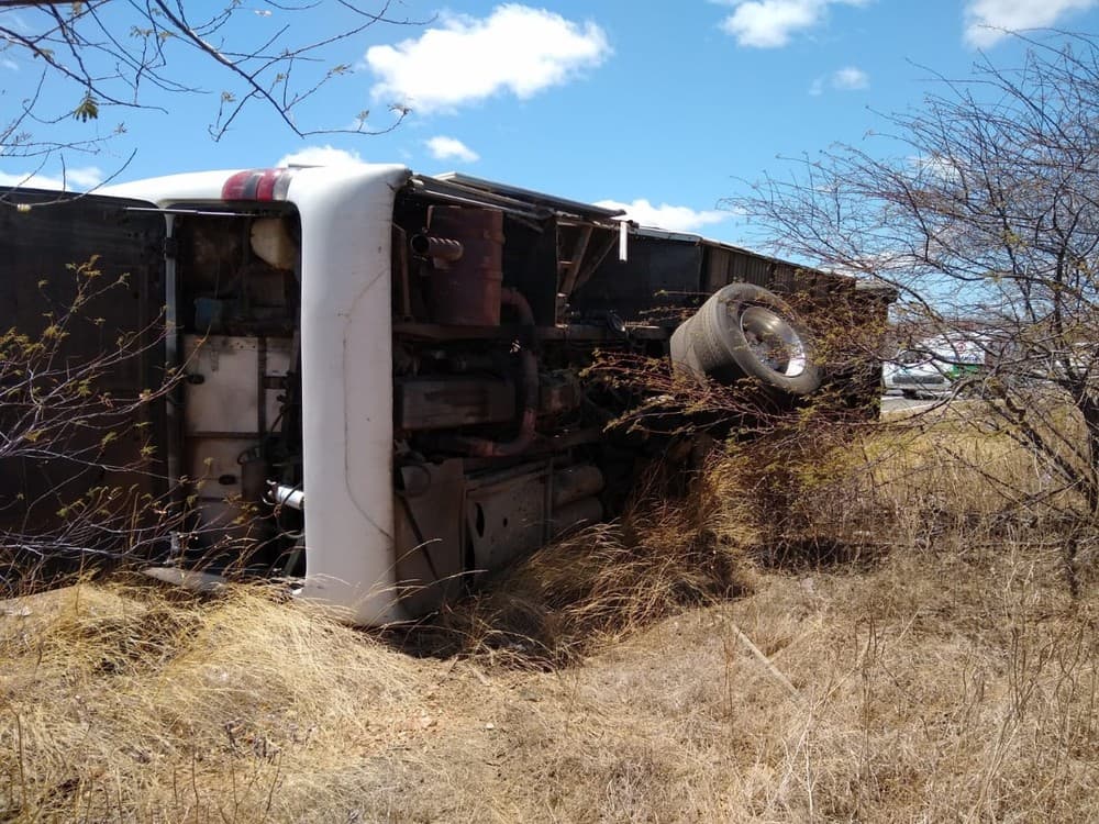 FOTOS: Ônibus tomba e passageiros ficam feridos na BR-427, na região Seridó potiguar