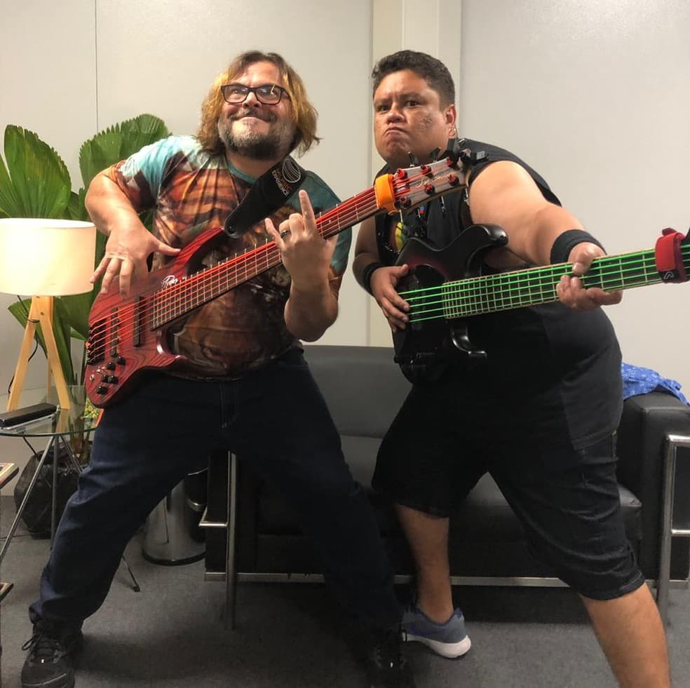Júnior Groovador anuncia leilão de baixo usado ao lado de Jack Black no Rock in Rio