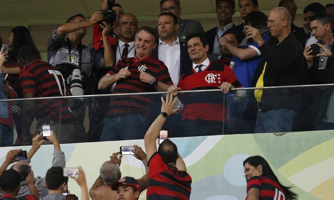 Bolsonaro diz que foi convidado pelo Flamengo para a final da Libertadores, brinca com "vice", e que no dia todos serão rubro-negros "porque o Brasil está em nosso coração"