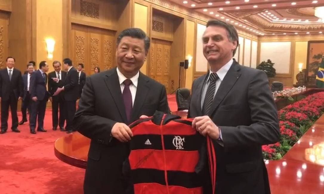 FOTO: Bolsonaro dá casaco do Flamengo a presidente chinês: ‘Melhor time do Brasil na atualidade'