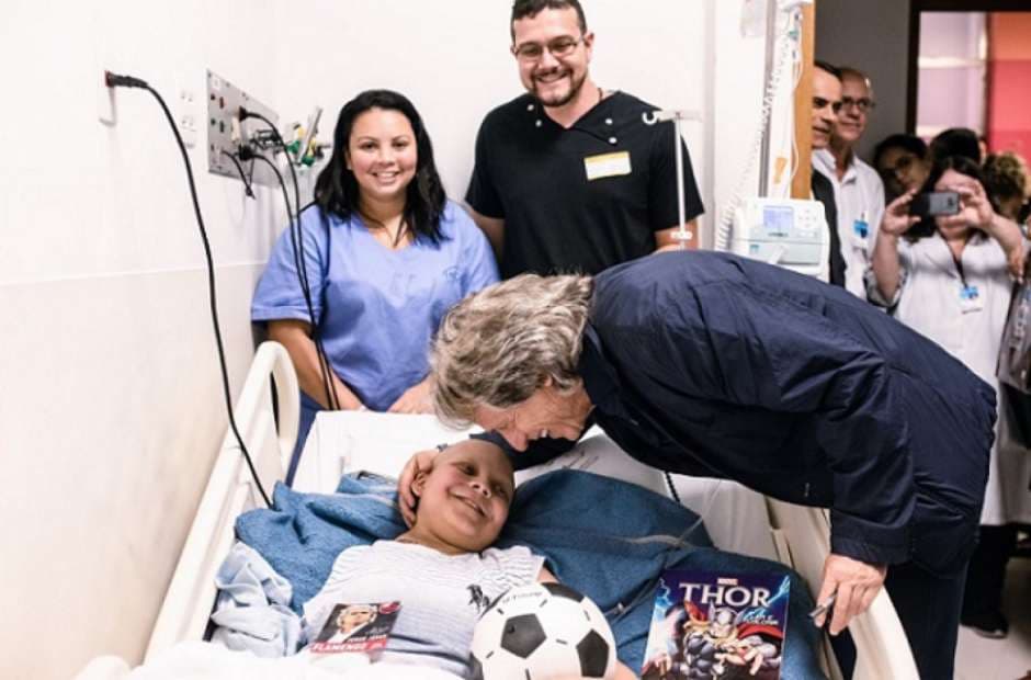 FOTO: Jorge Jesus visita o INCA, distribui presentes e promete doações com vendas de sua biografia