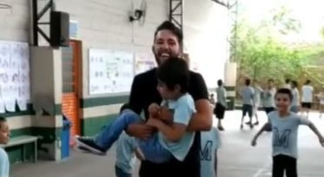 VÍDEO: Professor na região do Vale do Paraíba pula corda com aluno cadeirante no colo e viraliza