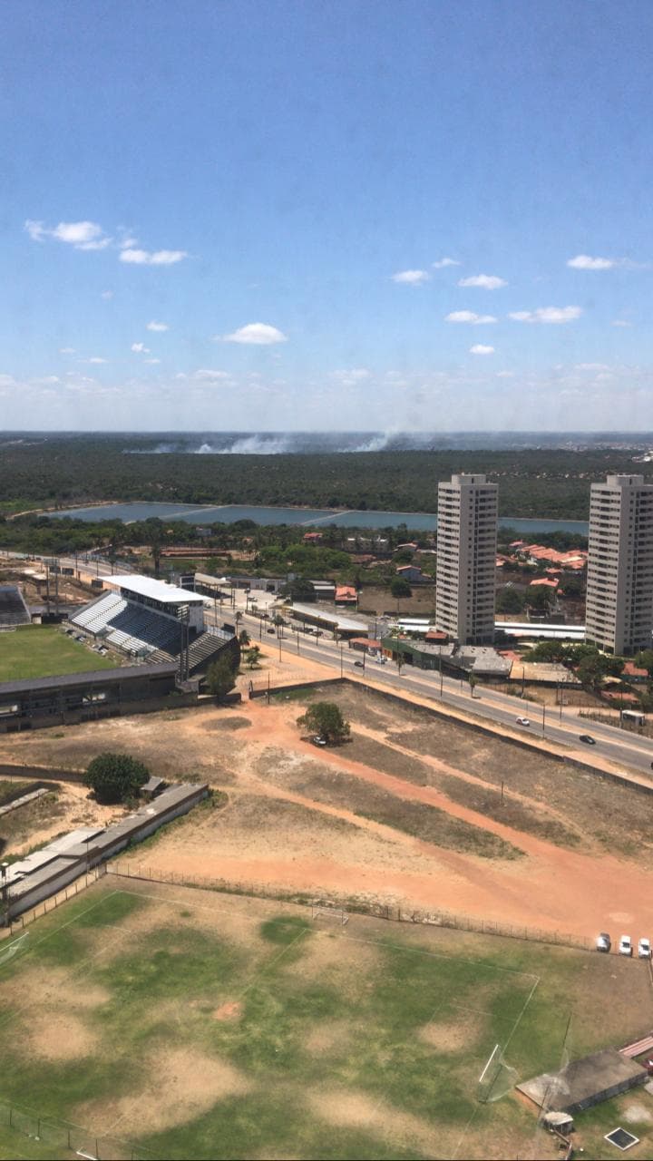 FOTOS: Incêndio por trás da Lagoa do Jiqui desde a noite dessa terça provoca problemas de saúde em moradores na região e ainda revolta