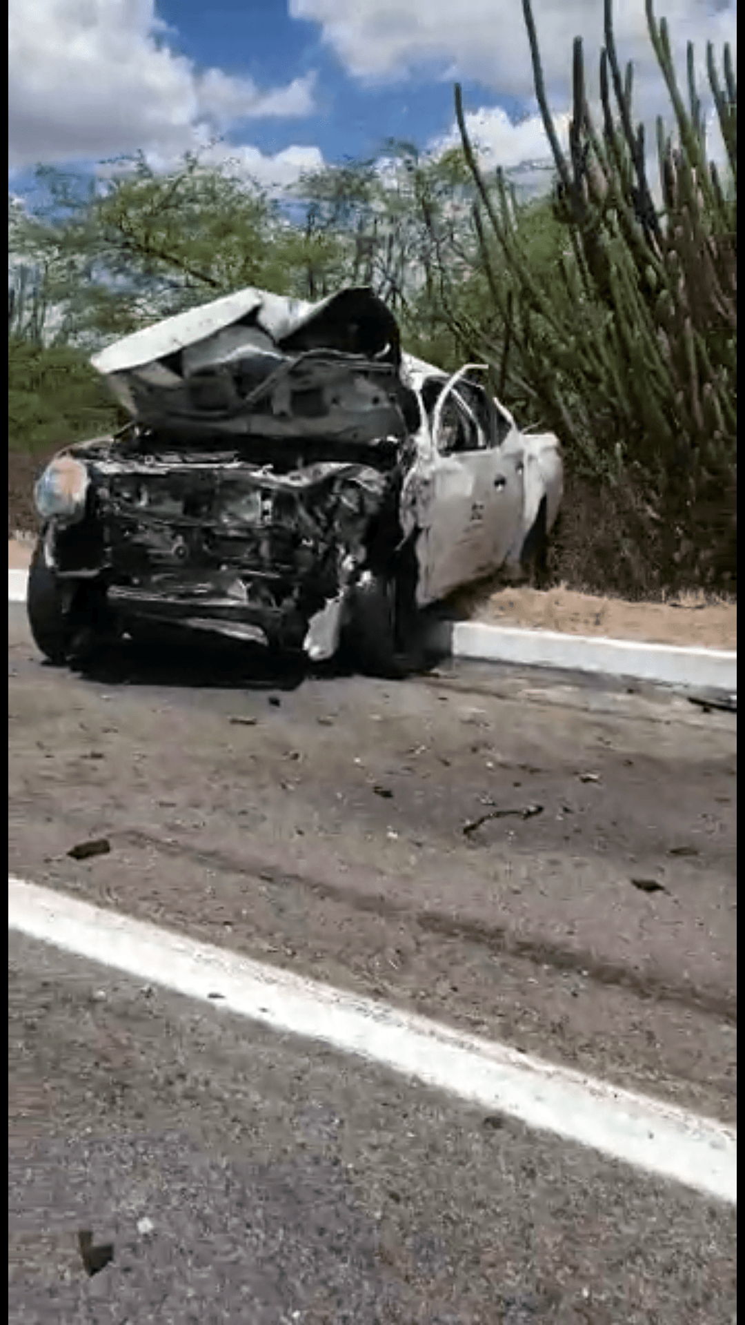 FOTOS: Motorista de carro morre após colisão frontal na BR-304 com caminhonete que transportava prefeita de município no interior do RN