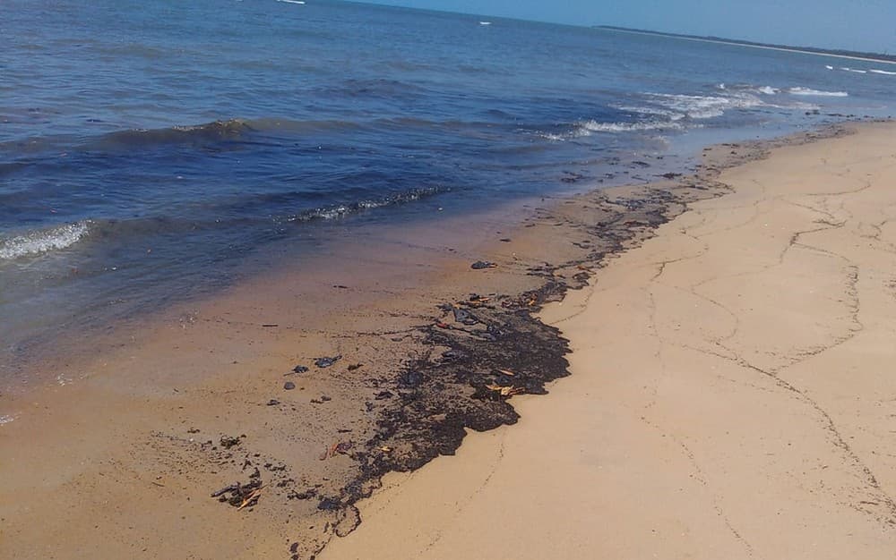 Marinha reforça limpeza de óleo no Nordeste com mais um navio