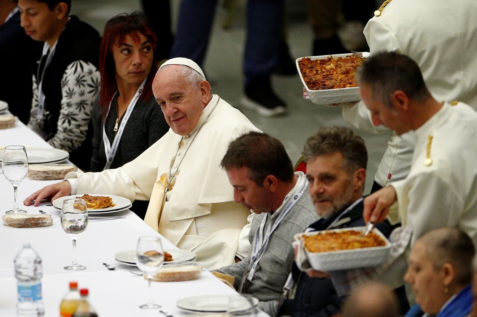 Papa Francisco almoça com 1,5 mil moradores de rua no Dia Mundial dos Pobres