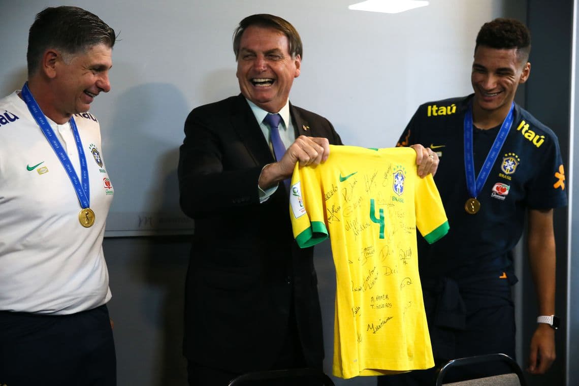 FOTO E VÍDEO: Bolsonaro almoça com Seleção do Brasil sub-17, tetracampeã Mundial de Futebol, e levanta a taça