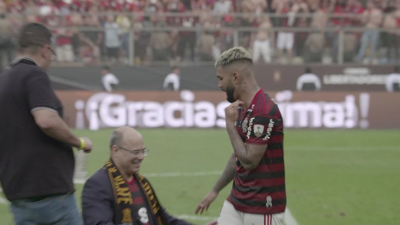 Gabigol ignorou Witzel ajoelhado em cena constrangedora após final