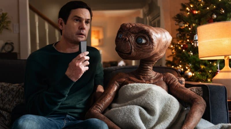 E.T. e Elliot se reúnem após 37 anos em emocionante comercial de fim de ano; assista