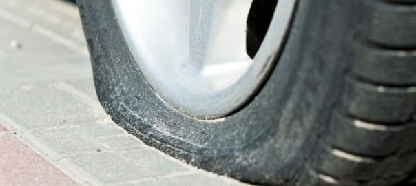 Buracos, bueiros, parafusos e pregos: está difícil o motorista "livrar" seus pneus de furos ou estouros nas ruas de Natal
