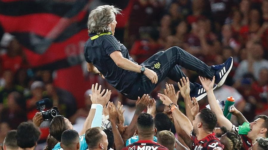 Jesus se irrita com penetras e perde até sapato em festa do título do Flamengo