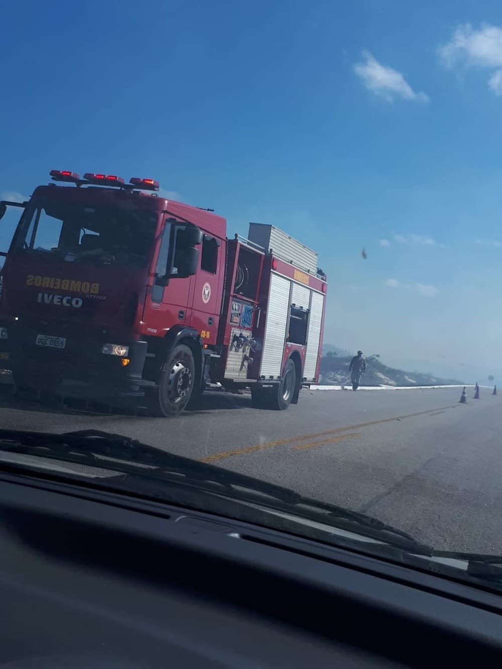 FOTO: Incêndio atinge vegetação às margens da BR-101, no litoral norte, e bombeiros combatem chamas