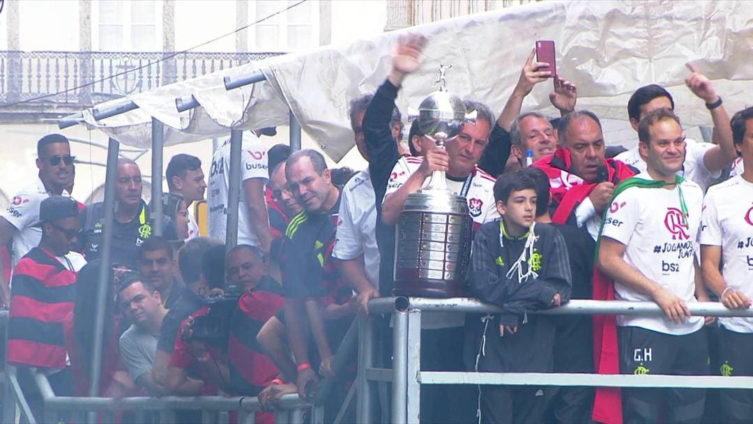 Flamengo exibe taça da Libertadores para multidão no Centro do Rio