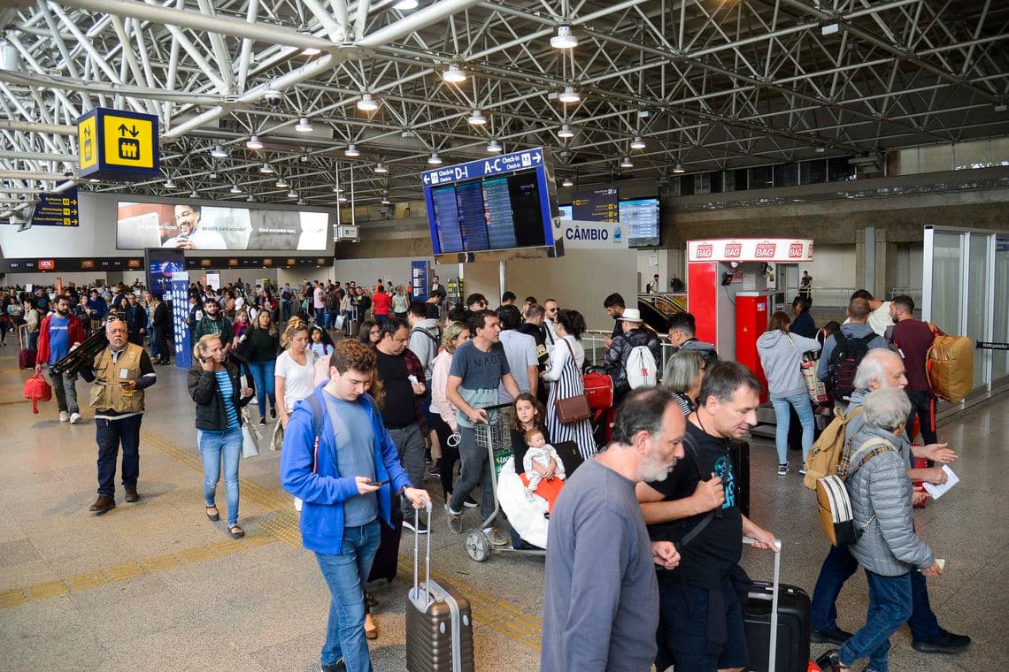 Feriado prolongado movimenta estradas e aeroportos em todo o país