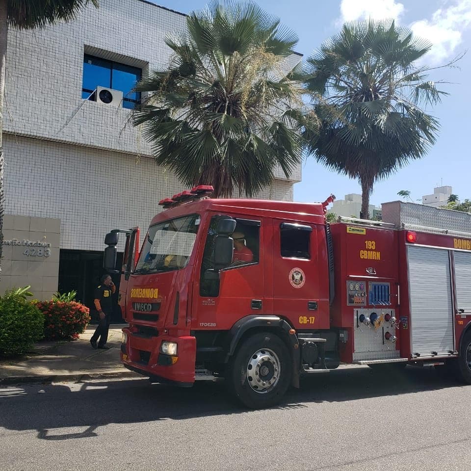 FOTOS: Bombeiros controlam incêndio em prédio comercial na Prudente de Morais