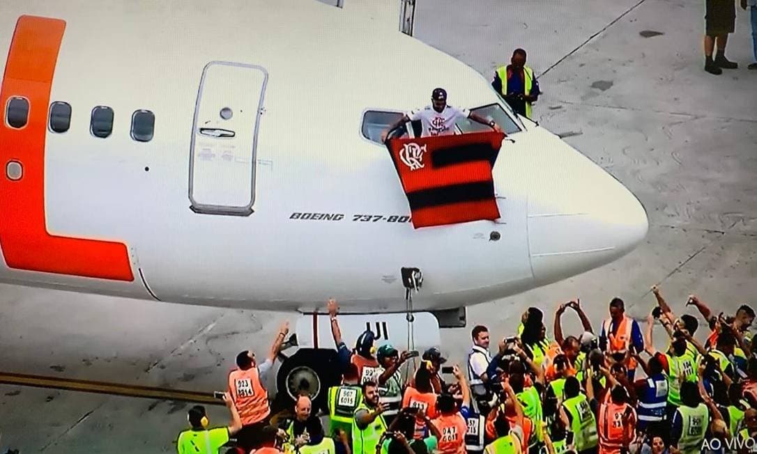 VÍDEO: Jogadores do Flamengo chegam ao Rio após título da Libertadores