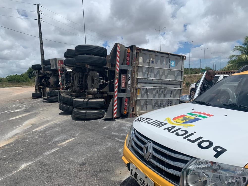 FOTO: Caminhão carregado com 25 toneladas de arroz tomba rotatória do Aeroporto Internacional Aluízio Alves, na Grande Natal