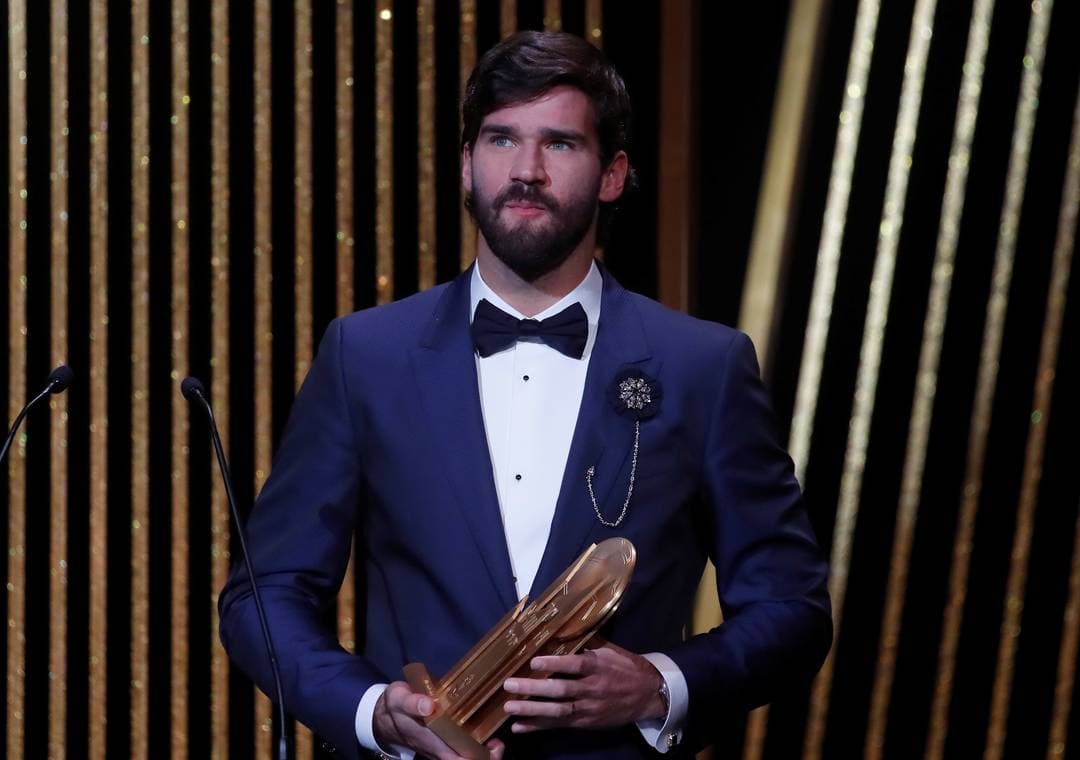 BOLA DE OURO: Brasileiro Alisson Becker é eleito o melhor goleiro do mundo pela revista France Football