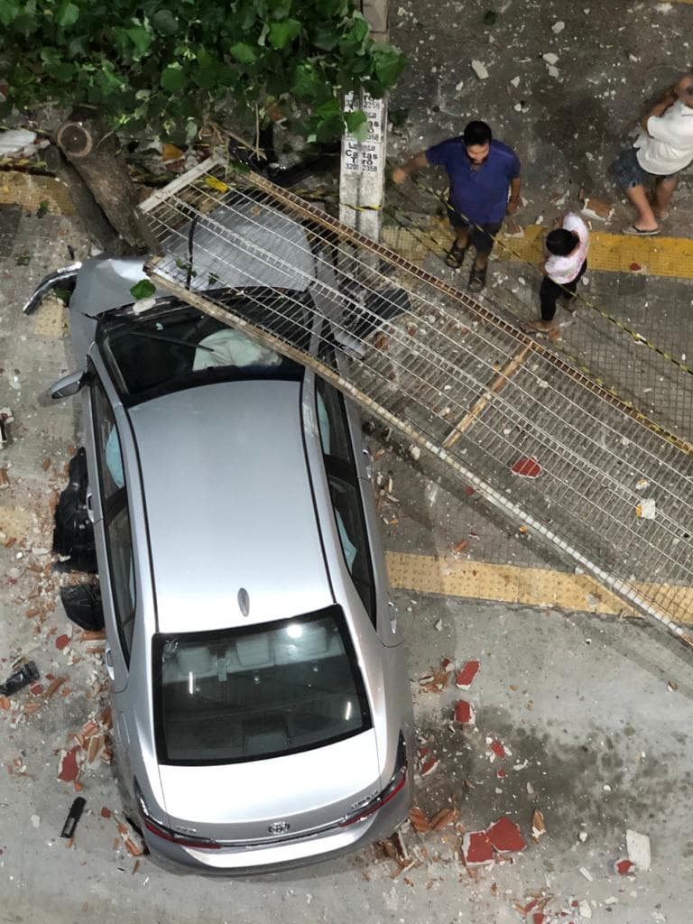 FOTOS E VÍDEO: Motorista perde o controle do carro e quase provoca grave acidente na lateral de supermercado em Lagoa Nova