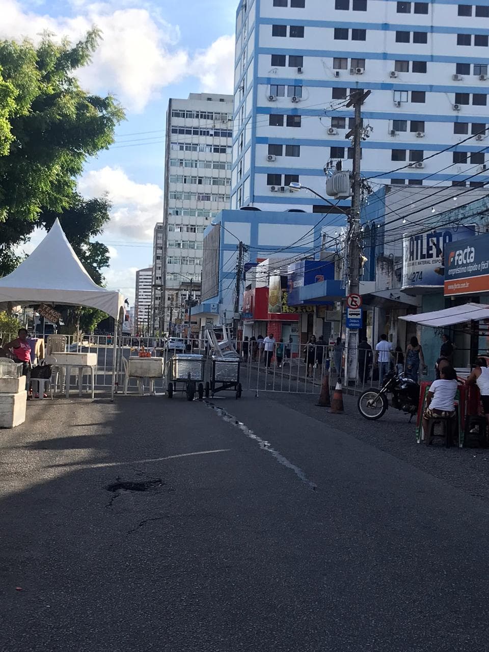 NEM TUDO É FESTA: Comerciantes reclamam de prejuízos e congestionamentos com bloqueio da avenida Deodoro