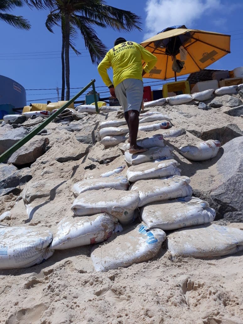 VERGONHA: Barraqueiros improvisam acessos à praia de Ponta Negra diante do descaso da Prefeitura