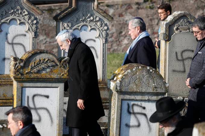 Lápides de cemitério judeu são pichadas com suásticas nazistas na França