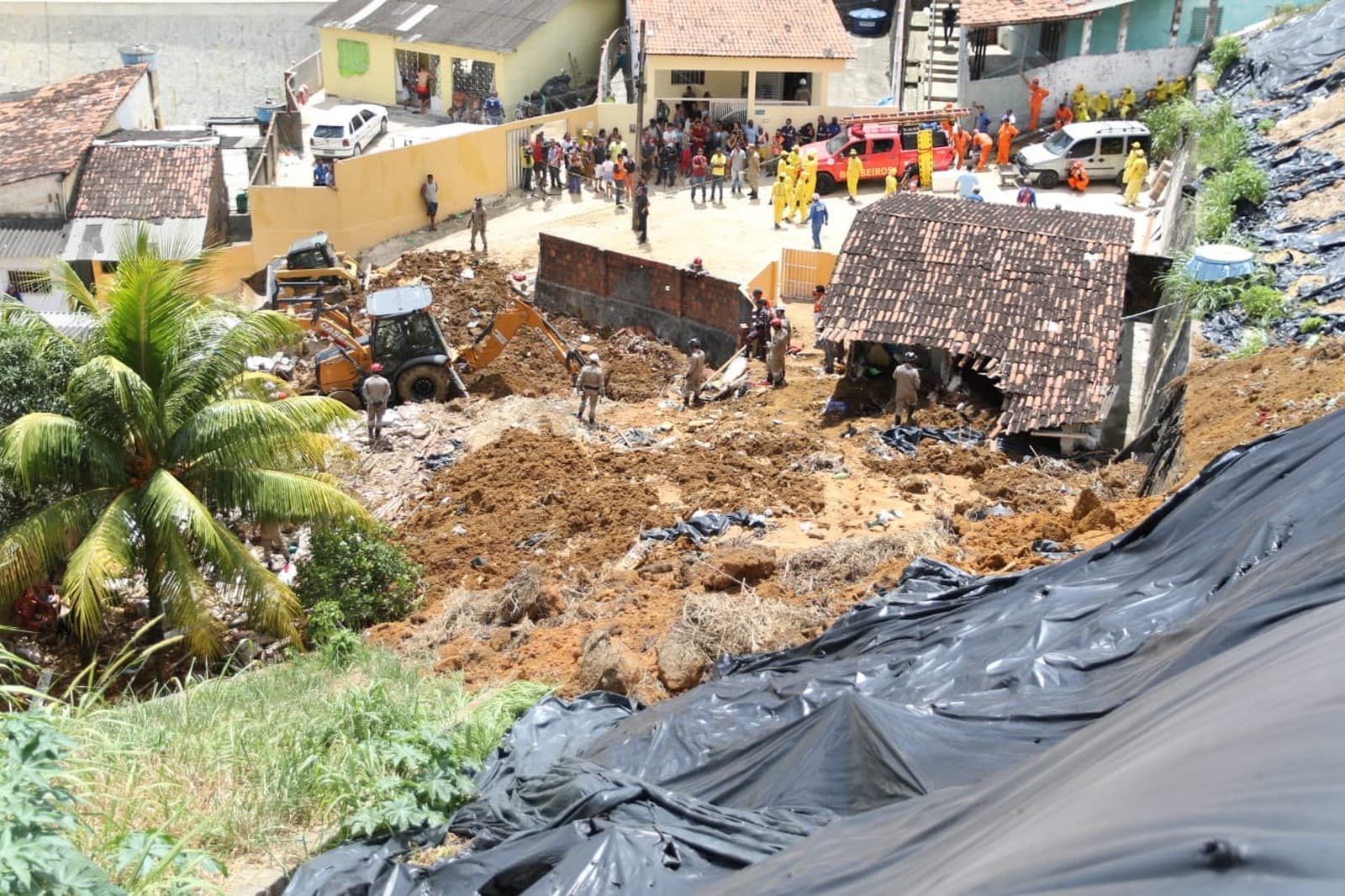 FOTOS: Sobe para sete o número de mortos em deslizamento de barreira no Recife