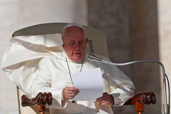 Guardem celulares nas refeições e conversem uns com os outros, pede o papa