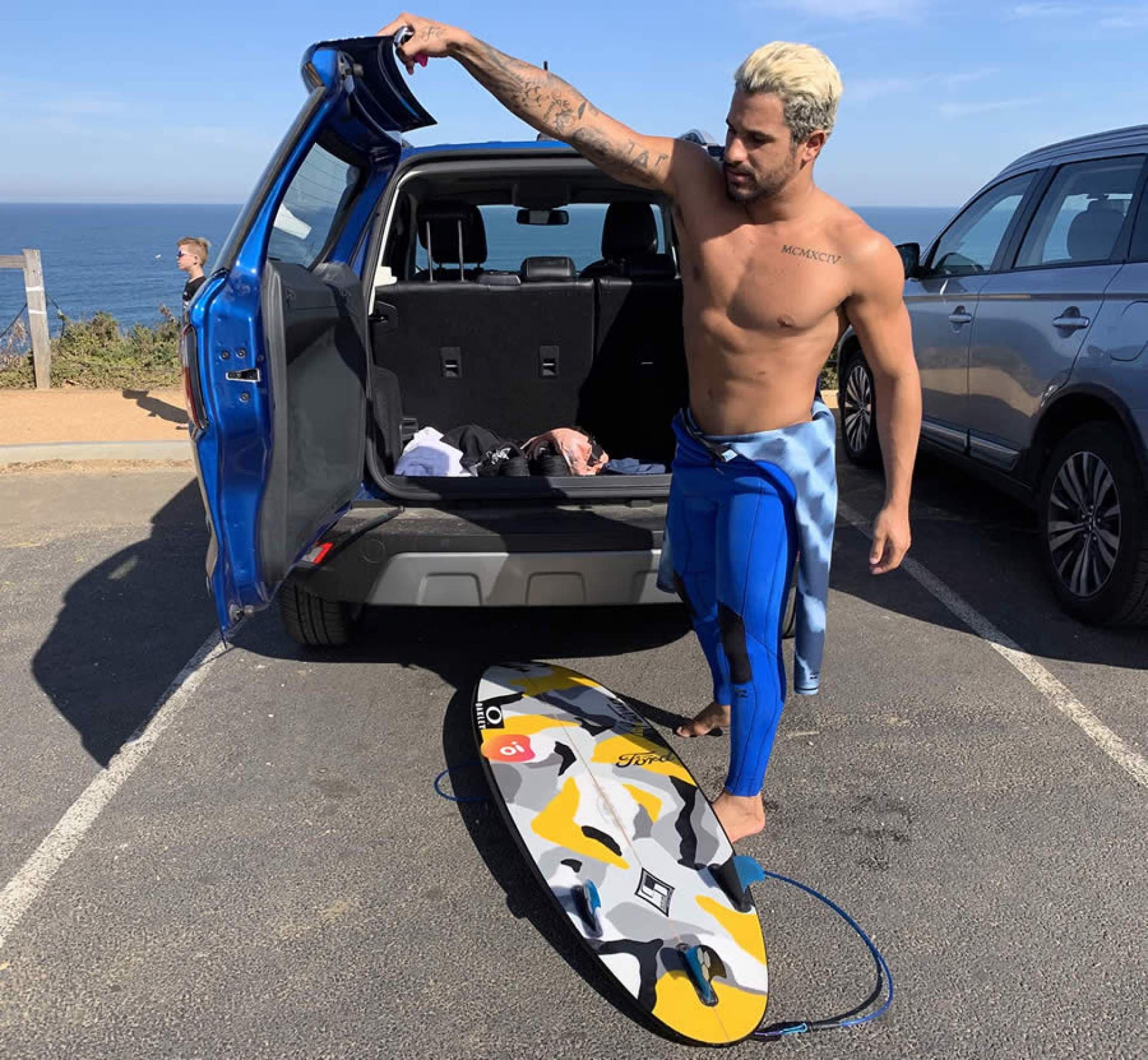 BANHO DE LOJA: Surfista Ítalo Ferreira equipa base da PM em Baía Fomosa