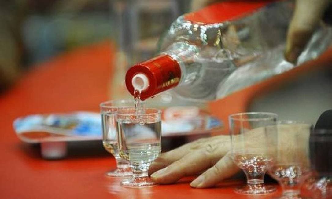 A cada cinco garrafas de vodca vendidas no Brasil, uma é falsificada, diz estudo
