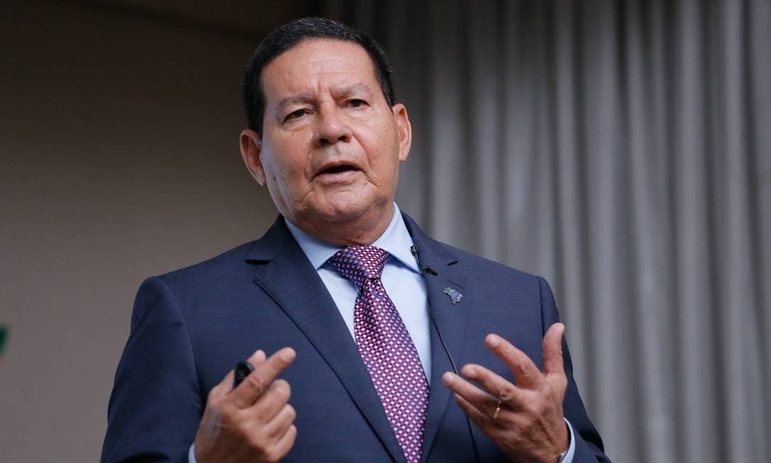 Mourão discorda do termo "ditadura" para período e minimiza AI-5: ‘Passam a ideia que todo dia alguém era cassado, e não foi assim'