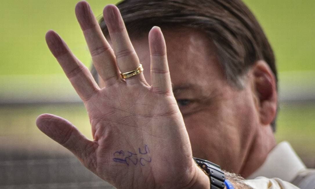 Bolsonaro faz dois jogos na Mega-Sena da virada e exibe o número 13 em "cola" na mão