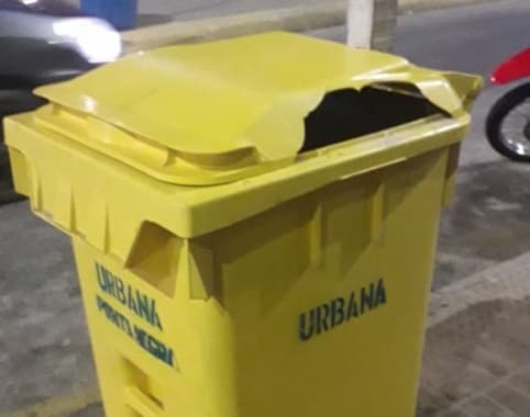 "VIRADA" NA "EDUCAÇÃO": Lixeiras instaladas em Ponta Negra no fim de ano são depredadas em dois dias