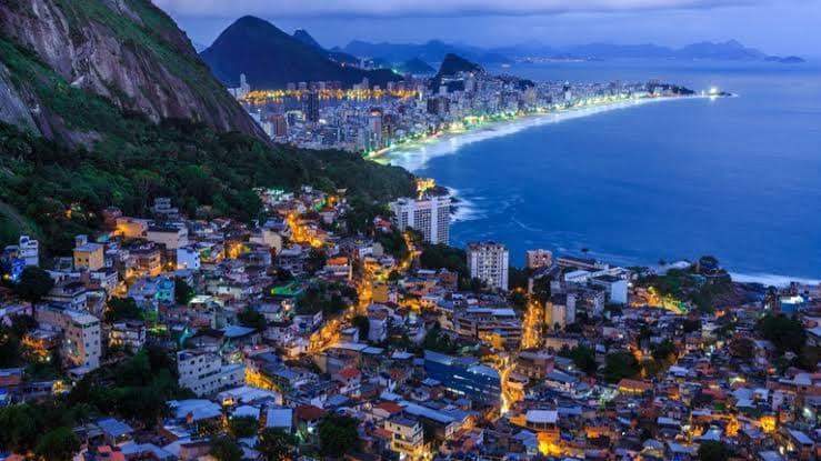 Governo dos EUA pede que turistas americanos evitem viajar a áreas de fronteira e de favelas no Brasil