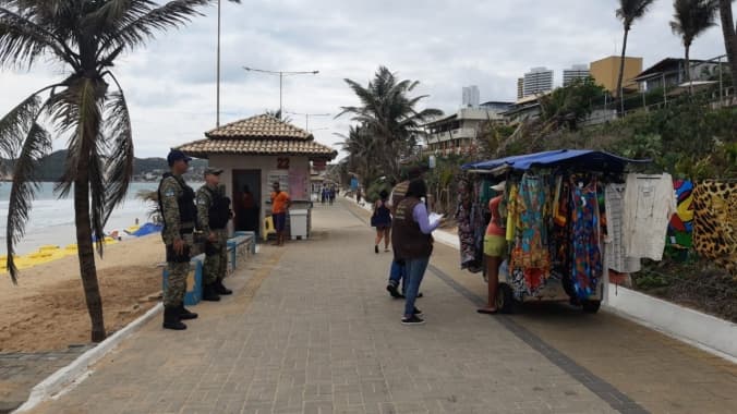 PRIORIDADES: Prefeitura ignora problemas de Ponta Negra, mas não se esquece de multar ambulantes na praia