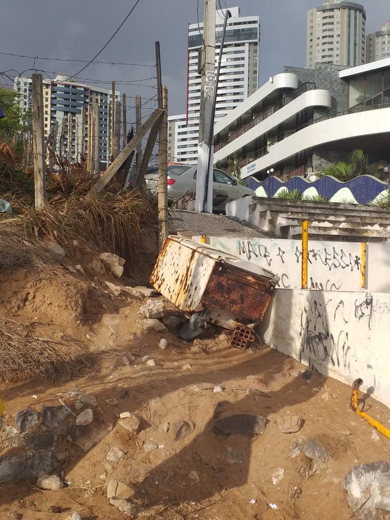 CAOS NA PRAIA DE PONTA NEGRA - FOTOS: lixo, entulhos, postes enferrujados e cada vez mais populares que dormem no calçadão