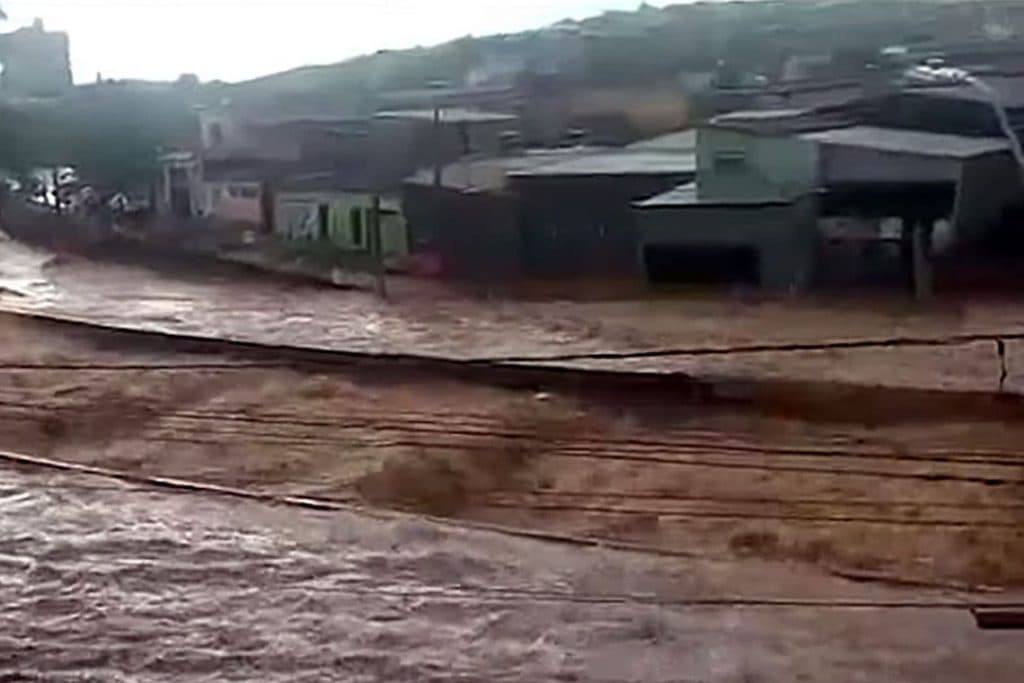 Sobe para 12 o número de mortes causadas pelas chuvas em Minas Gerais