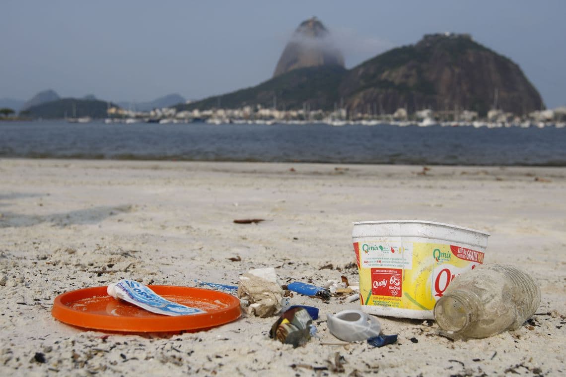 Bitucas de cigarro somam maior lixo de praias brasileiras, diz estudo inédito