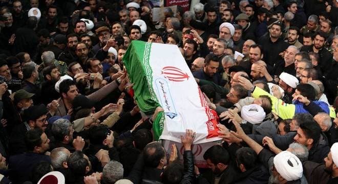 IRÃ: Já são 50 mortos em funeral de Soleimani e enterro é adiado