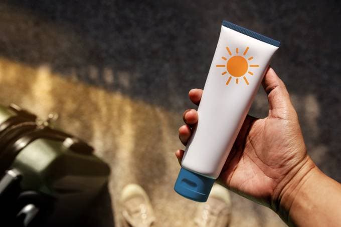 Substâncias químicas do filtro solar chegam à corrente sanguínea, diz estudo